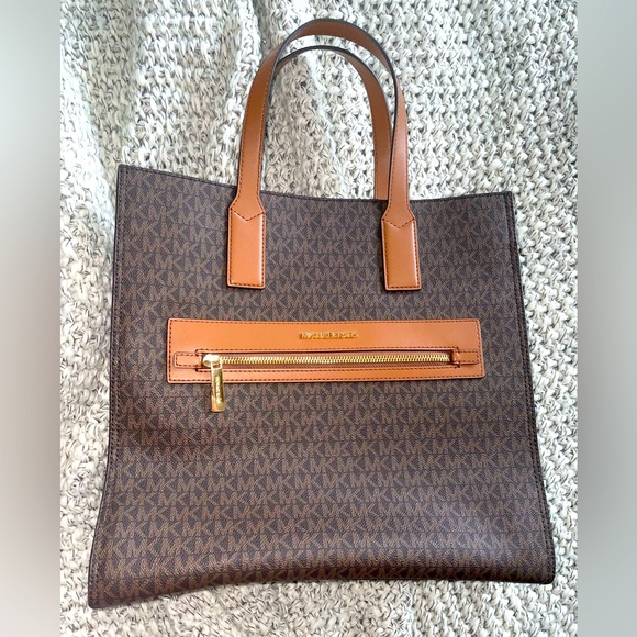 Michael Kors Handbags - NWOT Michael Kors Tote